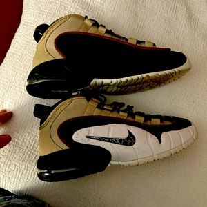 Pennys 9.5 worn like 4-5 times they clean and. The colorway I can’t find nomore